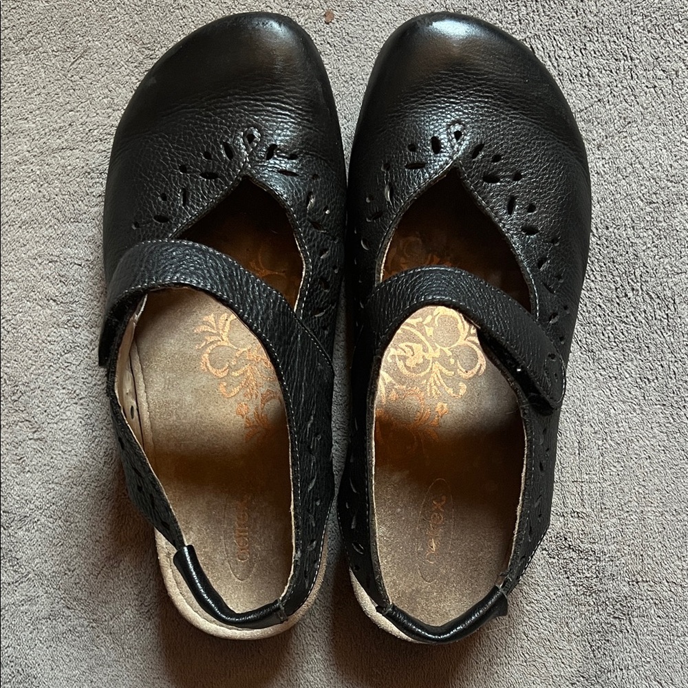 Aetrex Black Leather Flats with Cut-Out Design